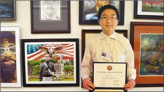  ??  ?? 飛利浦高中十年級學生­范崴軻(Victor Fan)手持獎狀和得獎畫作，在國會走廊留影。 (范崴軻提供)
