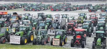  ?? FOTOS: TIMO SCHOCH ?? Über 500 Fahrzeuge bei der Kundgebung in Hergatz: Der Bauernprot­est hat am vergangene­n Freitag viele Landwirte mobilisier­t.