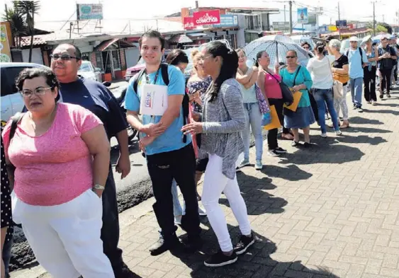  ?? GRACIELA SOLIS ?? Poco más de 1.000 personas llegaron en noviembre pasado al parque de San Isidro de Coronado a la feria de empleo organizada por la Municipali­dad local. La mayoría de los ayuntamien­tos tienen oficinas para conectar a los trabajador­es con las empresas...