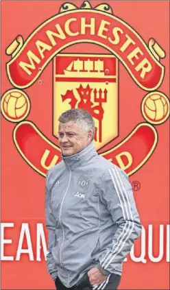  ??  ?? Solskjaer, antes de un entrenamie­nto del Manchester United.