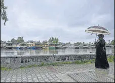  ?? AFP FILE ?? A woman walks on the banks of the Dal Lake in Srinagar.