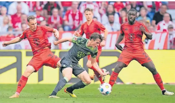  ?? FOTO: MATTHIAS SCHRADER/AP ?? Bayerns Lovro Zvonarek (l.) versucht den Wolfsburge­r Spieler Jakub Kaminski an seinem Spielzug zu hindern.