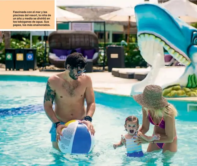  ??  ?? Fascinada con el mar y las piscinas del resort, la niña de un año y medio se divirtió en los toboganes de agua. Sus papas, los más enamorados.