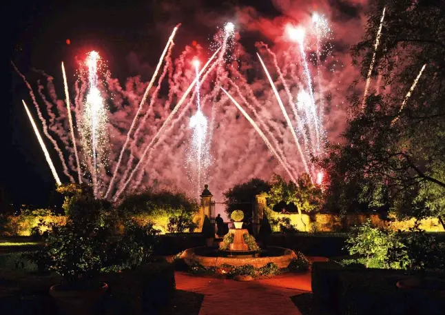  ??  ?? SHIMMERING SKIES Bulgari organised a lavish fireworks display in the gardens of the Villa di Maiano