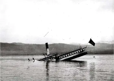  ?? (LAC DE CONSTANCE, 2 MAI 1933/SCHIFFSBER­GVEREIN) ?? Le sabordage du Säntis, un bâtiment Belle Epoque, il y a près de 100 ans.