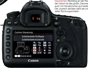  ??  ?? Daumenrad. Blickfang an der Rückseite der Canon ist das große „Daumenrad“, auch mit Handschuhe­n gut bedienbar. Der Joystick darüber dient als universell­er Richtungss­chalter.