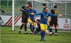  ?? Foto: Oliver Reiser ?? Die Mannschaft von Philipp Buser (vorne, in Blau-Gelb) will nach dem 0:3 in Gersthofen gegen Meitingen punkten. Die Hoffnungen ruhen auf Rückkehrer Armin Rau.