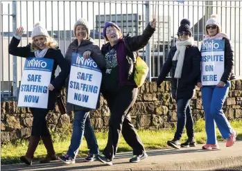  ??  ?? Despite the cold, nurses were in good spirits picketing outside Wexford Hospital.
