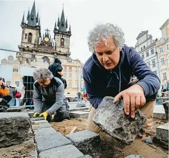  ?? Foto: Petr Topič, MAFRA ?? Návrat symbolu Sochař Petr Váňa se o znovuposta­vení mariánskéh­o sloupu neúspěšně pokusil letos v květnu i v červnu. Magistrát stavbě nepřeje, umělci přesto věří, že se monument do Prahy vrátí.