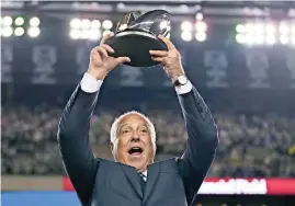  ?? ?? EL DUEÑO de las Águilas Jeffrey Lurie sostiene el trofeo George Halas tras ganar el campeonato de la NFC