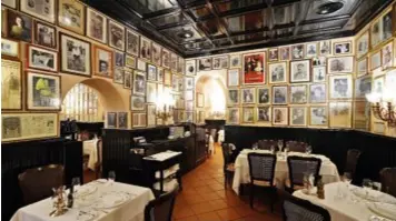  ??  ?? Sopra: l’ambiente raffinato del Ristorante Museo Caruso.A sinistra: gli esterni del Ristorante­La Basilica nella via Sant’Antonino Sotto: La Basilica, caratteris­tiche volte a botte e decorazion­i dai colori accesi