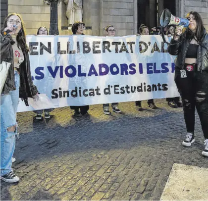  ?? LORENA SOPENA / EUROPA PRESS ?? Manifestac­ión en contra de la excarcelac­ión de Alves, ayer en la plaza de Sant Jaume de Barcelona.