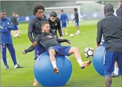  ??  ?? EXIGENCIAS. Hazard se entrena con Willian en Londres.