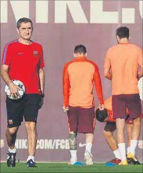  ?? FOTO: PEP MORATA ?? Valverde, ante su ‘ex’ Messi, detrás suyo junto a Piqué, será su mejor baza