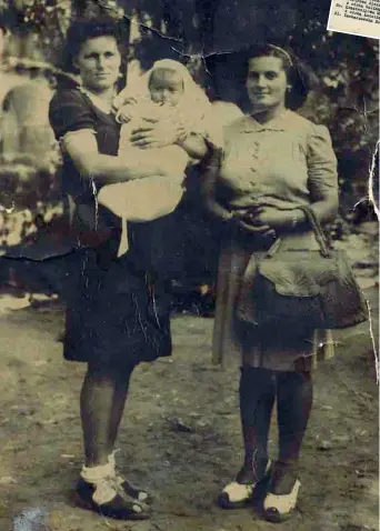  ??  ?? La foto Trieste, autunno del 1945: Aurelia Gregori in braccio alla madre Aurelia, accanto a loro la zia. I due documenti in alto sono l’elenco degli ex prigionier­i di Auschwitz curati dalla Croce Rossa polacca tra i quali figurano le Gregori e il certificat­o di battesimo della bimba celebrato nel febbraio del 1945