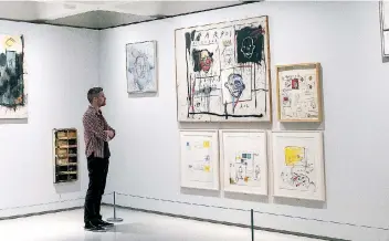  ??  ?? La muestra da cuenta del proceso de Basquiat quien comenzó usando el pincel como arma de denuncia en los muros.