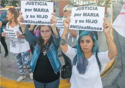  ?? Télam ?? Grupos de mujeres reclamaron justicia por la mujer violada y su pequeño hijo.