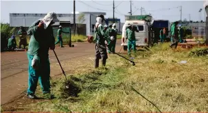  ??  ?? Moradores elogiaram o trabalho e reforçaram que o mato alto está entre as principais queixas