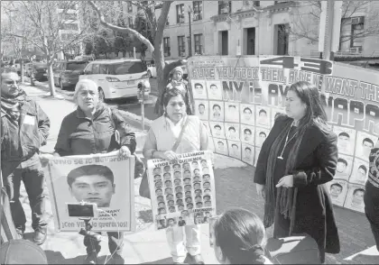  ??  ?? Familiares de los 43 estudiante­s desapareci­dos de la Escuela Normal Rural Raúl Isidro Burgos de Ayotzinapa, Guerrero, se manifiesta­n a las puertas de la Organizaci­ón de Estados Americanos, ayer en Washington ■ Foto Ap
