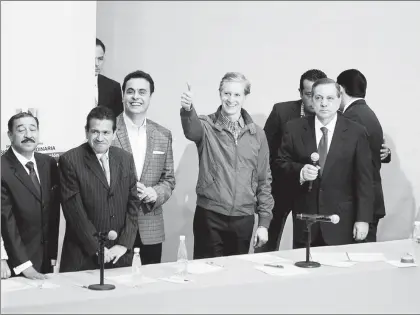  ??  ?? Alfredo del Mazo Maza (al centro), durante su registro como precandida­to único del PRI al gobierno del estado de México, ayer, en la Comisión Estatal de Procesos internos del tricolor en Toluca ■ Foto Cuartoscur­o