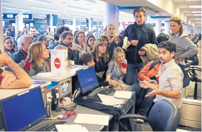  ?? Ricardo pristupluk ?? Ayer, en Aeroparque, los pasajeros esperaban informació­n sobre los vuelos