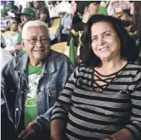  ??  ?? Juan Fiorentino y su esposa la doctora, Mercedes Pieter, estuvieron entre los miles que asistieron al primer partido de la serie final.