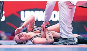  ?? FOTO: IMAGO ?? Am Boden: Bei der Niederlage im Auftaktkam­pf gegen Iulia Leorda musste Nina Hemmer am Knie behandelt werden.