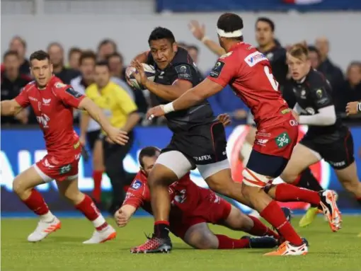  ?? (Getty) ?? Mako Vunipola charges for the line to score Saracens' opening try