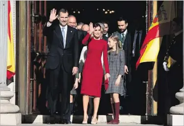  ??  ?? PRESENCIA. El rey Felipe VI, la reina Letizia y la princesa Sofía saludan al salir del Congreso de los Diputados.