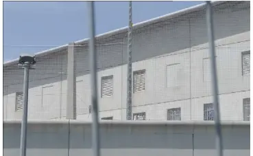  ?? (Photo doc. S.B.) ?? L’homme détenu à la prison de La Farlède a été trouvé en possession d’un gramme de résine de cannabis. Pour le parquet de Toulon, l’affaire découle de nombreux parachutag­es au-dessus des murs d’enceinte.