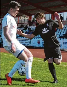  ?? Foto: Walter Brugger ?? Manuel Müller (rechts) hat seine Oberschenk­elzerrung auskuriert und wird für den FC Gundelfing­en gegen Raisting wieder auflaufen.