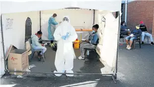  ??  ?? Residents of Khayelitsh­a being tested for Covid-19.