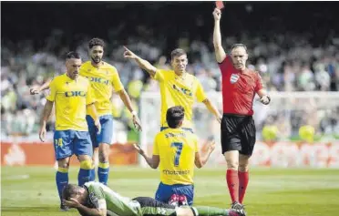  ?? //AFP ?? El árbitro Cuadra Fernández muestra la roja a Canales que acabaría siendo determinan­te para el Betis