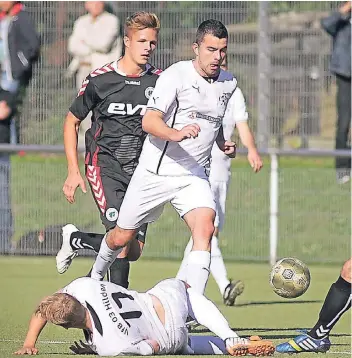  ?? RP-FOTO: ARCHIV/TINTER ?? Fabian Andree zog viele Jahre im Mittelfeld des VfB 03 die Fäden.