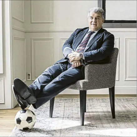  ?? FOTO: PERE PUNTí ?? Relajado y con un balón a sus pies, Joan Laporta atendió a Mundo Deportivo en una entrevista muy jugosa