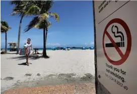  ?? MIKE STOCKER/STAFF PHOTOGRAPH­ER ?? City commission­ers say the signs aren’t a deterrent because they’re not big enough and aren’t placed prominentl­y. Smokers at Hollywood beach say they didn’t notice the signs.