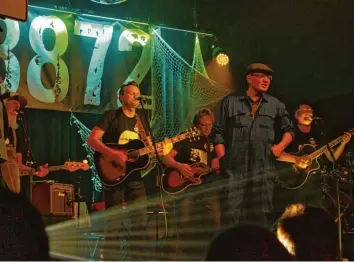  ??  ?? Sie sind schwebende Schwaben (von links): Hermann Skibbe, Markus Kraus, Michael Smalko und Martin Köhler von 8872 und vorne Karl Bader als Schorsch bei der Premiere von „Schwablant­is“.