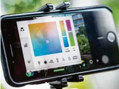  ??  ?? Belichtung, Kontrast, Sättigung, Farbton, Farbtemper­atur: Es lassen sich eine Menge Parameter beim Filmen mit dem Smartphone einstellen.