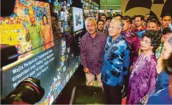  ?? PIC BY LUQMAN HAKIM ZUBIR ?? Prime MinisterTu­n Dr Mahathir Mohamad at the National Art Gallery’s 60th anniversar­y celebratio­n in Kuala Lumpur yesterday. With him are his wife, Tun Dr Siti Hasmah Mohd Ali, and the gallery’s director-general, Professor Datuk Dr Mohamed Najib Ahmad Dawa.