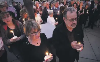  ?? AP ?? People of various faiths join members of the Rancho Bernardo Community Presbyteri­an Church on Saturday in a candleligh­t vigil for victims of the San Diego synagogue shooting