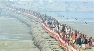  ?? HT PHOTO ?? Devotees arriving in Prayagraj on Monday on the eve of the first major bathing of Makar Sankranti on Tuesday. ▪