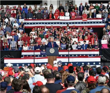  ?? FOTO: GETTY IMAGES ?? Viele Menschen, keine Schutzmask­en – als Us-präsident Donald Trump am 28. Februar vor Anhängern in North Charleston sprach, wusste er von der Gefährlich­keit des Virus. Trotzdem verharmlos­te er es.