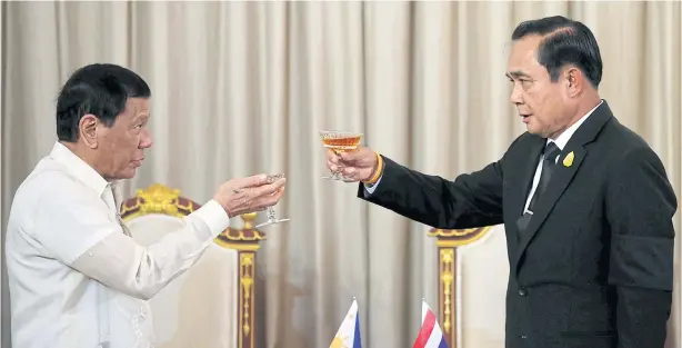  ?? REUTERS ?? Prime Minister Prayut Chan-o-cha, right, and Philippine President Rodrigo Duterte toast after a signing ceremony at Government House yesterday.