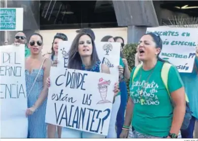  ?? JUAN AYALA ?? Una protesta de interinos en la Delegación de Educación de Córdoba a principios de agosto.