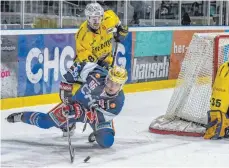  ?? FOTO: FLORIAN WOLF ?? Sein Einsatz ist fraglich: Andreas Driendl (vorn, im Spiel gegen Weißwasser) plagt sich mit einer Mandelentz­ündung herum.