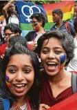 ?? Foto: afp ?? Lesbische Frauen in Kalkutta feierten die neue Freiheit ausgelasse­n.