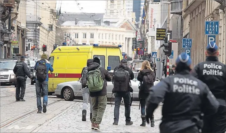  ?? ERIC VIDAL / REUTERS ?? La ambulancia en la que se supone que viajaba Salah Abdeslam saliendo del cuartel general de la policía judicial de Bruselas, el pasado sábado