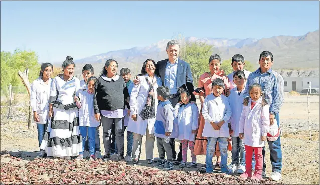  ?? PRESIDENCI­A ?? GIRA PRESIDENCI­AL. Tras el cachetazo del Senado al aumento de tarifas y el veto posterior, Macri estuvo en varias provincias. Esta imagen es de su visita a Cachi, Salta.