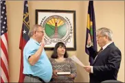  ?? / Kevin Myrick, SJ File ?? Garry Baldwin took the oath of office as administer­ed by Judge Terry Wheeler on Thursday morning, Nov. 10, 2016. In between Mayor and Judge is Lori Dunn, former city clerk and daughter to Baldwin.