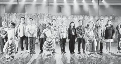  ?? ?? RASMI: Ting (tujuh kiri), Raden (lima kiri), Hii (empat kanan), Lau (tiga kanan), Robert (tiga kiri), Ling (empat kiri), Chen (enam kiri), Wong (lima kanan) serta penaja acara SIDF 2022 ketika simbolik perasmian SIDF 2022 di Sibu, malam kelmarin.